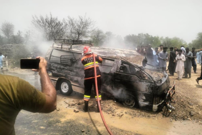 Pakistan’da kız öğrenci servisinde yangın faciası: 1 ölü, 10 yaralı