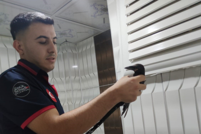 Batman’da havalandırma boşluğunda mahsur kalan karga kurtarıldı