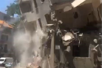 Esenyurt'ta yıkım sırasında bina yola çöktü: Facia kıl payı atlatıldı