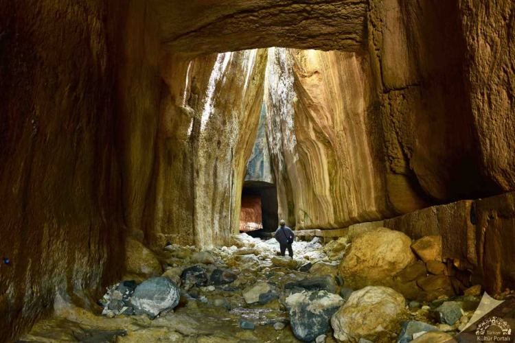 TÜNELİN YANI BAŞINDAKİ GİZEM: BEŞİKLİ MAĞARA