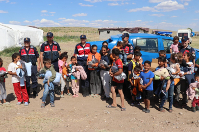 Jandarma Yozgat’ta çocukları sevindirdi