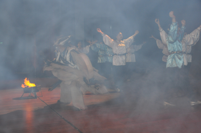 Kars’ta mezuniyet gecesinde ‘Şaman’ gösterisinde kostüm alev aldı