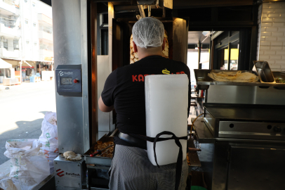 Adanalı dönercilerin sıcakla mücadelesi şaşırttı