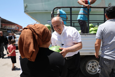 Başkan Demirçalı, tarlada kalan 6 ton karpuzu vatandaşlara ücretsiz dağıttı
