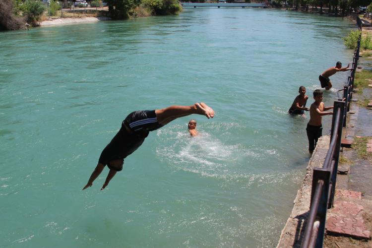 Adana’da gençler boğulma tehlikesine rağmen sulama kanallarına akın ettiler 2