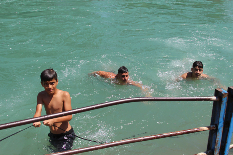 Adana’da gençler boğulma tehlikesine rağmen sulama kanallarına akın ettiler 3