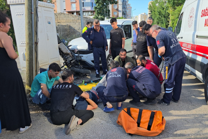 Adana Kozan’da kamyonet ile telefon kutusu arasında sıkışan motosikletçi yaralandı