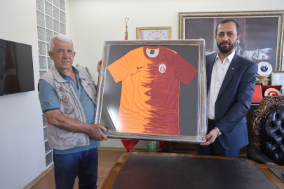 Hataylı fanatik Galatasaraylı, kaymakamla iddiayı kazandı, başkan formayı getirdi
