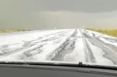 Kars’ta karayolu beyaz örtüyle kaplandı