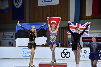 Naz Arıcı, artistik buz pateninde dünya masterlar şampiyonu oldu