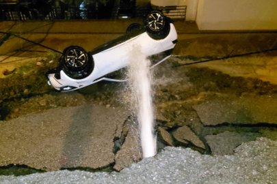 Samsun’da yol çöktü, istinat duvarı araçların üzerine yıkıldı