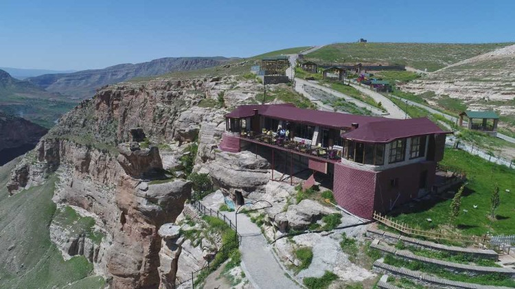 ATLAMA TAŞI VE DELİKLİ TAŞ: EFSANEVİ NOKTALAR