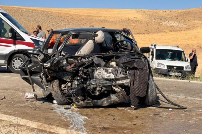 Ankara'da iki araç kafa kafaya çarpıştı: 1 ölü, 4 yaralı