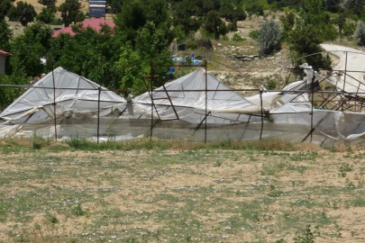 Erdemli’de kuvvetli rüzgar seraları yıktı, belediye harekete geçti