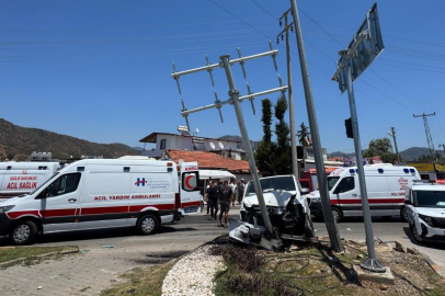 Fethiye'de kavşakta feci kaza: 11 yaralı