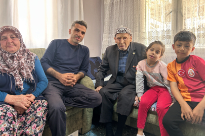 Hatay’da 103 Yaşındaki Kore Gazisi Derviş Karakuş, torunlarının torununu gördü