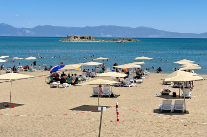 Sıcak havadan bunalanlar Yumurtalık sahiline akın etti