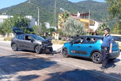 Balıkesir'de virajda kafa kafaya çarpışma: 5 kişi yaralandı
