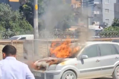Hatay'da park halindeki otomobil alev alev yandı