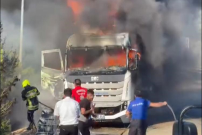 Mersin’de seyir halindeki tır alev alev yandı