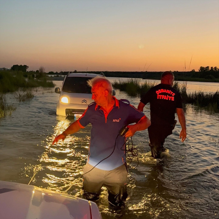 Osmaniye’de Ceyhan Nehri kıyısında mahsur kalan aileyi AFAD ve itfaiye kurtardı 2