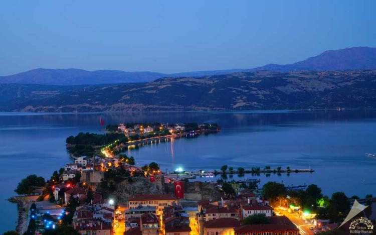 SADECE BİR GÖL DEĞİL: ZENGİN BİR EKOSİSTEM