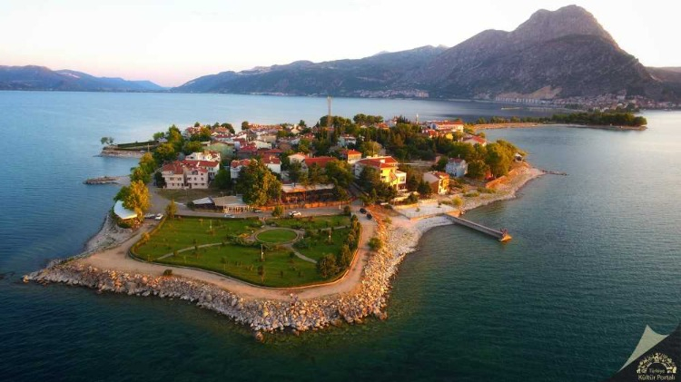 GÖLE UZANAN TARİHİ DURAKLAR: CAN ADA VE YEŞİLADA