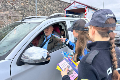 Ardahan'da polis ekipleri vatandaşları dolandırıcılık ve KADES konusunda bilgilendiriyor