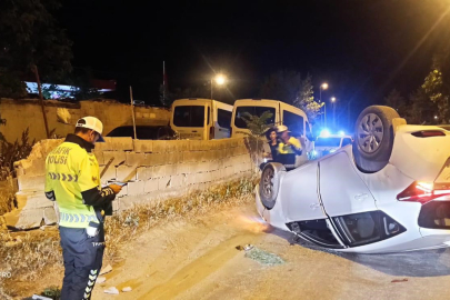 Duvara ve araca çarpan araç takla attı, sürücü olay yerinden uzaklaştı