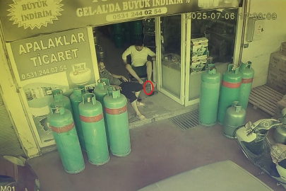 Esnaf, dükkana giren yılanı görünce sokağa fırladı