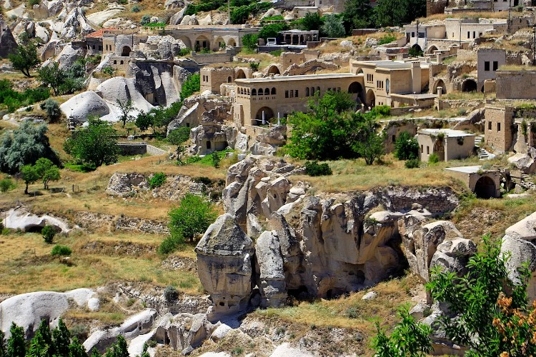 VADİLERE GİZLENMİŞ İNANÇ MİRASI: MANASTIRLAR VE KİLİSELER