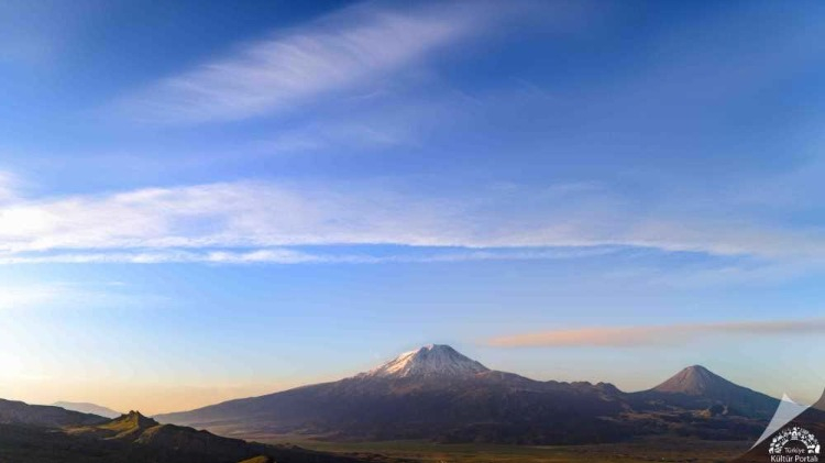 ZİRVELER, KRATERLER VE EFSANELERLE DOLU BİR COĞRAFYA