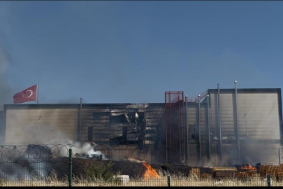 Tekirdağ’da fabrika yangını: Alevler paletlerden fabrikaya sıçradı