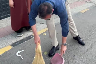 İskenderun’da Başkan Dönmez, sokağını süpüren vatandaşa destek oldu