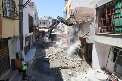 Mersin Akdeniz’de metruk yapılar kontrollü şekilde yıkılıyor
