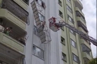 Adana’da boyama işçisi 6. katta asansör sisteminde asılı kaldı