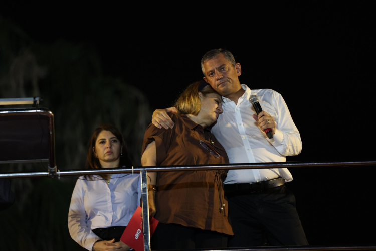 Adana’da 'Zeydan Karalar’a özgürlük' mitingi  Özgür Özel “Zeydan Başkan, 250 bin hemşehrin sana sahip çıkıyor” 4