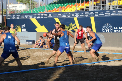 Alanya’da Plaj Hentbolu Şampiyonasında final vizesi için mücadele başlıyor