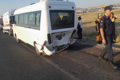 Ankara Sincan’da işçi servisine otomobil çarptı: 1 Ölü, 12 yaralı