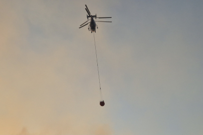 Orman yangınına müdahalede helikopterler su havuzundan su aldı