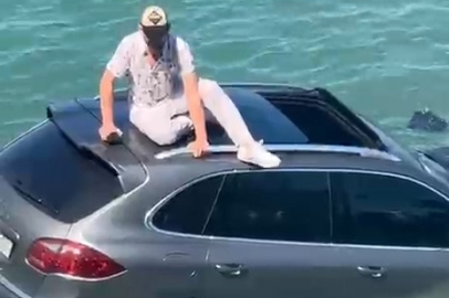 Balıkesir Ayvalık'ta feci kaza: Otomobil denize düştü