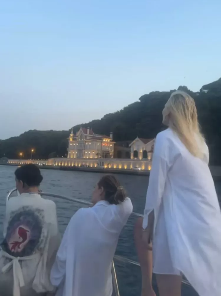 Dizisi final yapan Devrim Özkan, arkadaşlarıyla Boğaziçi'ni inletti 2