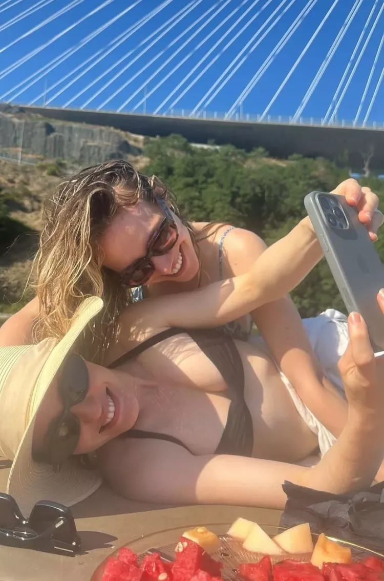 Dizisi final yapan Devrim Özkan, arkadaşlarıyla Boğaziçi'ni inletti 5