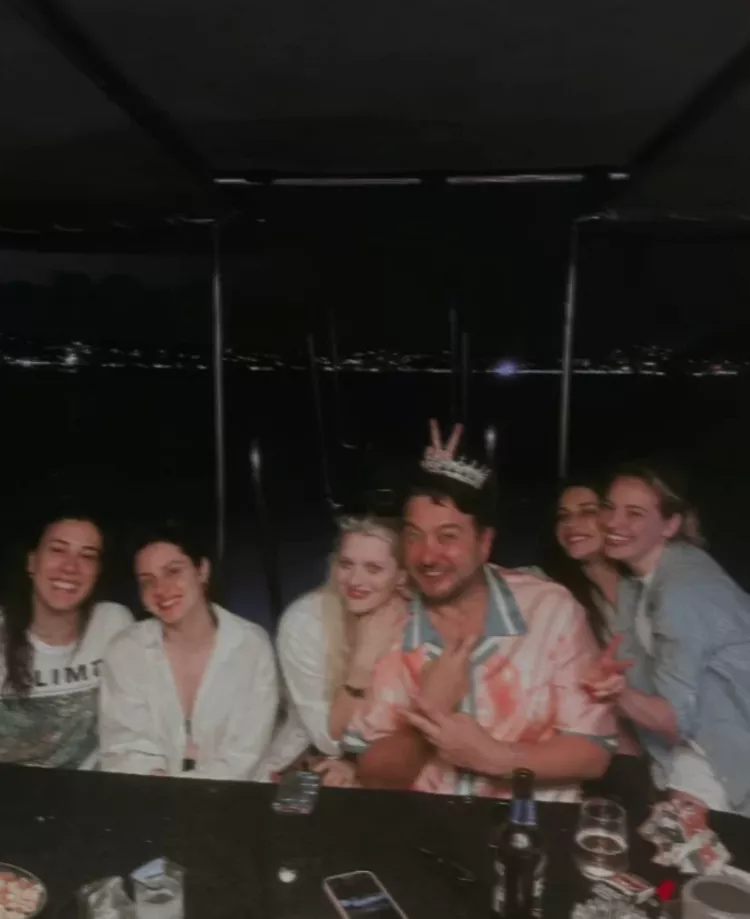 Dizisi final yapan Devrim Özkan, arkadaşlarıyla Boğaziçi'ni inletti 7