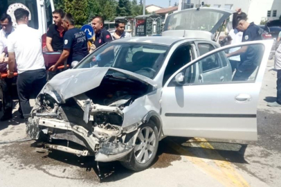 İki otomobil çarpıştı: 4 kişi yaralandı
