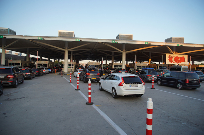 Kapıkule'de rekor gün: 16 saatte 26 bin gurbetçi yurda giriş yaptı