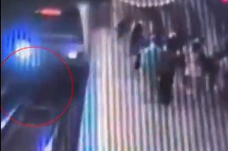 Vezneciler Metro İstasyonu'nda dehşet anları: Genç kız raylara atladı, seferler durdu