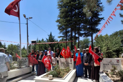 Adanalı üniversite öğrencileri Şehit Ömer Halisdemir’in kabrinde dua etti