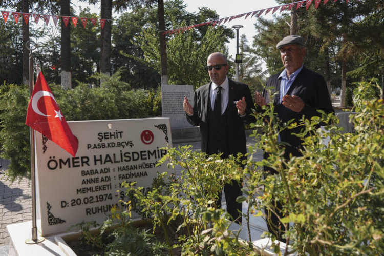 Emekli Korgeneral Zekai Aksakallı’dan Ömer Halisdemir’e vefa ziyareti 2