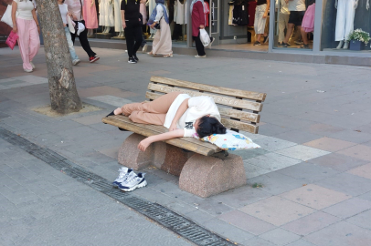 Eskişehir’de sıcaktan bunalan genç, tramvay durağı arkasında uyudu